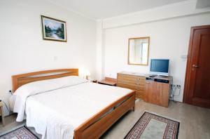 Ένα ή περισσότερα κρεβάτια σε δωμάτιο στο Apartments and rooms by the sea Supetarska Draga - Donja, Rab - 5033