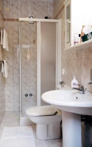 Ένα μπάνιο στο Apartments and rooms by the sea Supetarska Draga - Donja, Rab - 5033