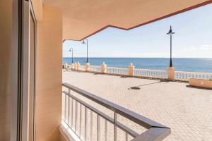 uma varanda com vista para a praia em Primera línea con preciosas vistas al mar em Melenara