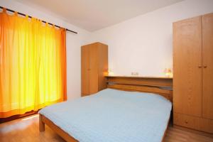 Postel nebo postele na pokoji v ubytování Apartments and rooms by the sea Palit, Rab - 5044