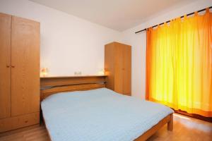 Postel nebo postele na pokoji v ubytování Apartments and rooms by the sea Palit, Rab - 5044