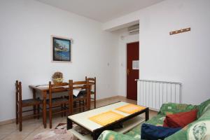 Posezení v ubytování Apartments and rooms by the sea Palit, Rab - 5044