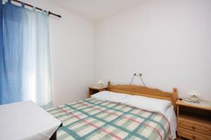 Postel nebo postele na pokoji v ubytování Apartments and rooms by the sea Palit, Rab - 5044