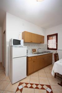 Kuchyň nebo kuchyňský kout v ubytování Apartments and rooms by the sea Palit, Rab - 5044