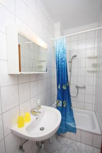 Koupelna v ubytování Apartments and rooms by the sea Palit, Rab - 5044 + 31 fotografií