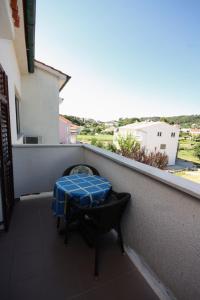 Balkón nebo terasa v ubytování Apartments and rooms by the sea Palit, Rab - 5044