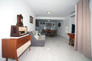 een woonkamer met een bank en een tv bij Apartments and rooms by the sea Tisno, Murter - 5106 in Tisno