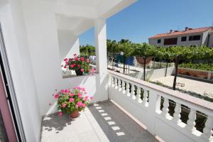 Balkón nebo terasa v ubytování Apartments and rooms with parking space Palit, Rab - 5061 + 23 fotografií