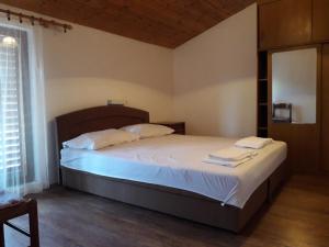 Postel nebo postele na pokoji v ubytování Apartments by the sea Suha Punta, Rab - 5050