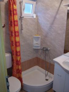 uma casa de banho com uma banheira, um WC e um lavatório. em Apartments and rooms by the sea Cove Saplunara, Mljet - 4907 em Saplunara