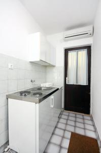 Η κουζίνα ή μικρή κουζίνα στο Apartments by the sea Sobra, Mljet - 4908 +23 φωτογραφίες