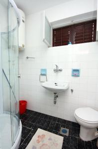 Kúpeľňa v ubytovaní Apartments by the sea Okuklje, Mljet - 4933