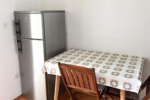 una mesa y una nevera en una habitación pequeña en Apartments by the sea Okuklje, Mljet - 4933 en Okuklje