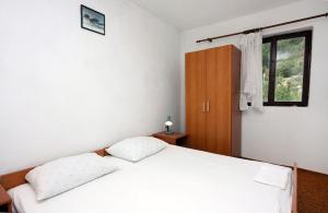 Postel nebo postele na pokoji v ubytování Apartments by the sea Prozurska Luka, Mljet - 4939