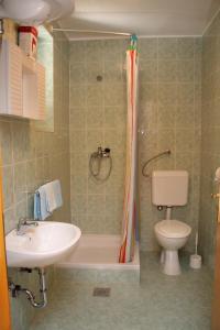 Koupelna v ubytování Family friendly apartments with a swimming pool Barbat, Rab - 4951