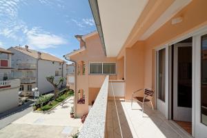 ラブにあるApartments with parking space Palit, Rab - 4970の家の景色を望むバルコニー