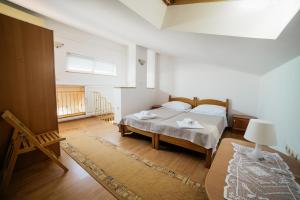- une chambre avec un lit dans une pièce dotée d'une fenêtre dans l'établissement Apartments by the sea Selce, Crikvenica - 5206, à Selce