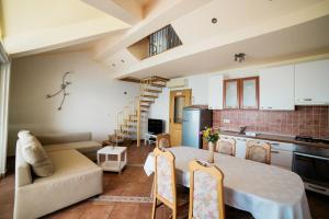 Il comprend une cuisine et un salon avec une table et des chaises. dans l'établissement Apartments by the sea Selce, Crikvenica - 5206, à Selce