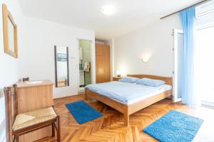Postel nebo postele na pokoji v ubytování Apartments and rooms by the sea Palit, Rab - 5010