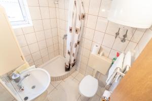 Koupelna v ubytování Apartments and rooms by the sea Palit, Rab - 5010