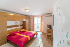 Postel nebo postele na pokoji v ubytování Apartments and rooms by the sea Palit, Rab - 5010