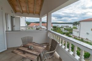 Balkón nebo terasa v ubytování Apartments and rooms by the sea Palit, Rab - 5010