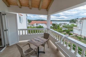 Balkón nebo terasa v ubytování Apartments and rooms by the sea Palit, Rab - 5010
