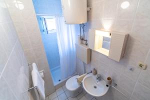 Koupelna v ubytování Apartments and rooms by the sea Palit, Rab - 5010