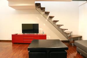 Telewizja i/lub zestaw kina domowego w obiekcie Cozy & large Loft FAMAGOSTA