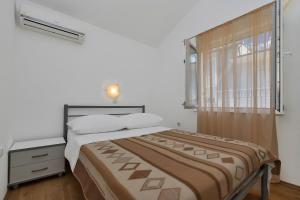 Postel nebo postele na pokoji v ubytování Apartments by the sea Cove Pokrivenik, Hvar - 5223