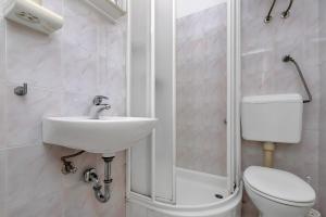 Koupelna v ubytování Apartments by the sea Cove Pokrivenik, Hvar - 5223