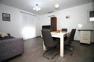 Fotografie z fotogalerie ubytování Family friendly apartments with a swimming pool Tisno, Murter - 5073 v destinaci Tisno