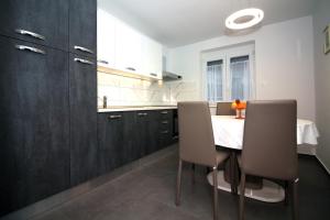 Fotografie z fotogalerie ubytování Family friendly apartments with a swimming pool Tisno, Murter - 5073 v destinaci Tisno