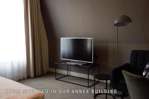 ザーンデイクにあるBoutique Hotel Zaanのテレビ