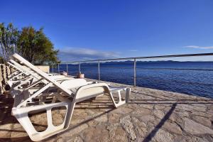 twee ligstoelen aan de kant van het water bij Apartments by the sea Kozino, Zadar - 5803 in Kožino