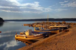 um grupo de barcos ancorados na margem de um lago em Apartments by the sea Rtina - Stosici, Zadar - 5883 em Rtina