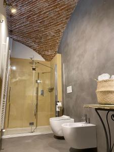ein Bad mit einer Dusche, einem WC und einem Waschbecken in der Unterkunft Dimora Ferraris in Càbras