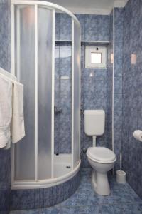 a bathroom with a toilet and a shower at Apartments with a parking space Zivogosce - Porat, Makarska - 6700 in Igrane