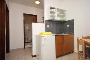 Kuchyň nebo kuchyňský kout v ubytování Apartments by the sea Drvenik Donja vala, Makarska - 6756