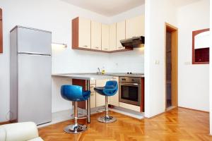 Кухня или мини-кухня в Apartments by the sea Makarska - 6880
