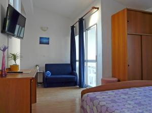 Postel nebo postele na pokoji v ubytování Apartments by the sea Drvenik Donja vala, Makarska - 6756
