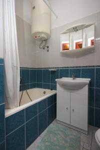 Kúpeľňa v ubytovaní Apartments by the sea Kustici, Pag - 6449