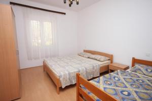 Posteľ alebo postele v izbe v ubytovaní Apartments by the sea Kustici, Pag - 6449