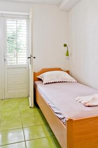 Posteľ alebo postele v izbe v ubytovaní Apartments by the sea Podgora, Makarska - 6788 + 8 fotografií