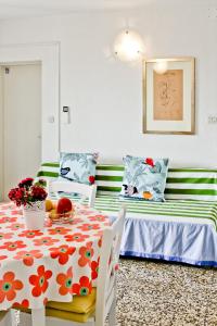 Posteľ alebo postele v izbe v ubytovaní Apartments by the sea Podgora, Makarska - 6788