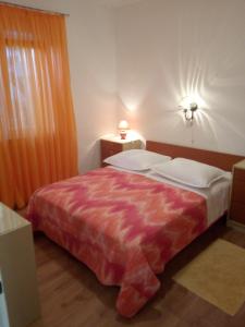 Postel nebo postele na pokoji v ubytování Apartments by the sea Podgora, Makarska - 6774