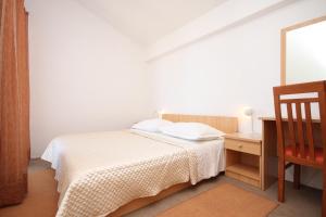 Posteľ alebo postele v izbe v ubytovaní Apartments by the sea Podgora, Makarska - 6774