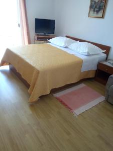 Postel nebo postele na pokoji v ubytování Apartments by the sea Podgora, Makarska - 6774