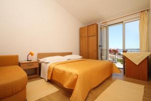 Postel nebo postele na pokoji v ubytování Apartments by the sea Podgora, Makarska - 6774