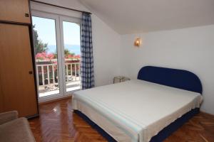 Postel nebo postele na pokoji v ubytování Apartments by the sea Brist, Makarska - 6813